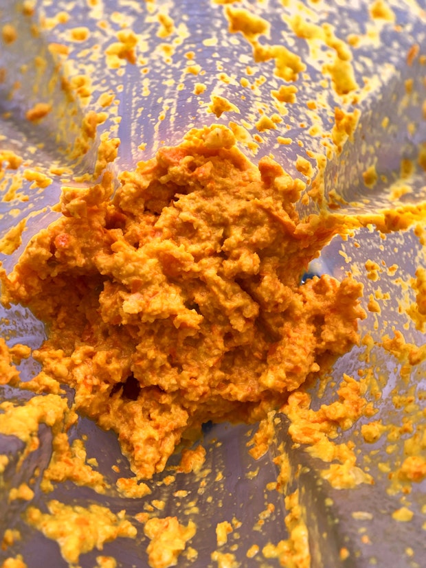 Sinaasappelschil en Knoflookpasta in een Blender