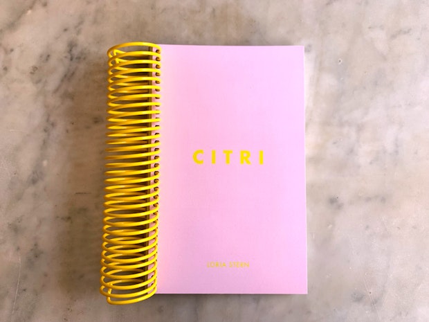Libro de recetas Citri con tapa rosa y encuadernación en espiral amarilla