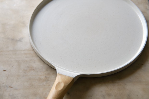 wajan crepe non-stick keramik putih dengan pegangan kayu