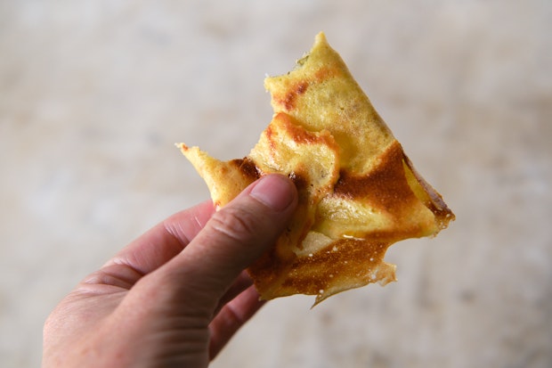 crepe dengan gigitan di tangan