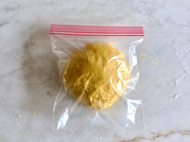 Pasta pappardelle que reposa en una bolsa