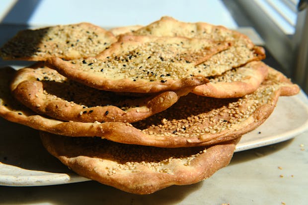 Close-up photo of piadina on a plate with sesame seeds
