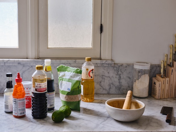 Ingredientes para aderezo de ensalada de col de sésamo picante en la cocina