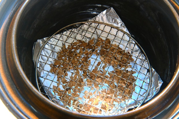 Setting up a donabe smoker with applewood chips