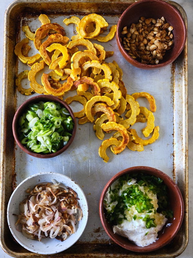 Todos los ingredientes para una galette de masa fermentada con calabaza Delicata