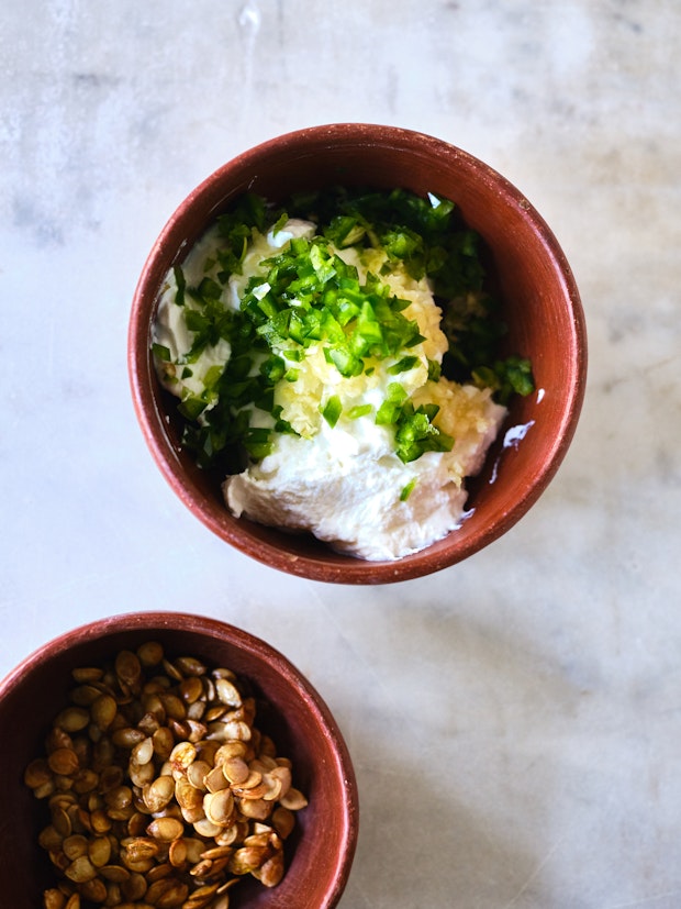 Yogur de ajo y chile verde