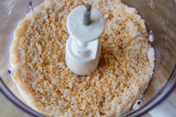 pasta almond dan gula dalam food processor