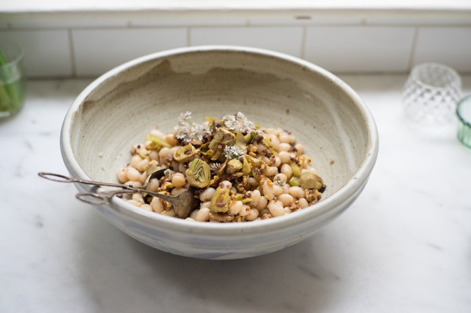 Salad with coconut beans and artichokes