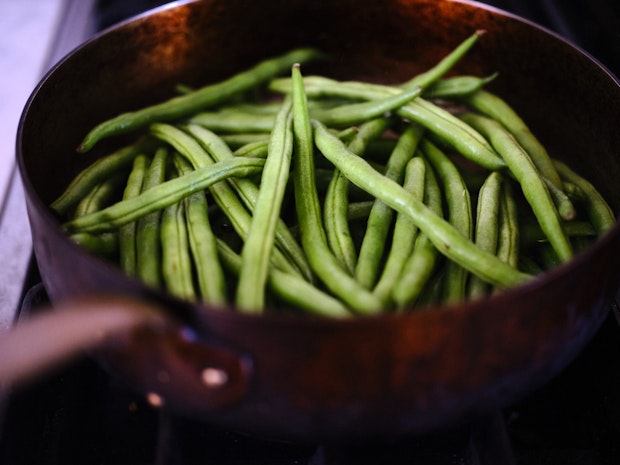 Green beans in copper pan