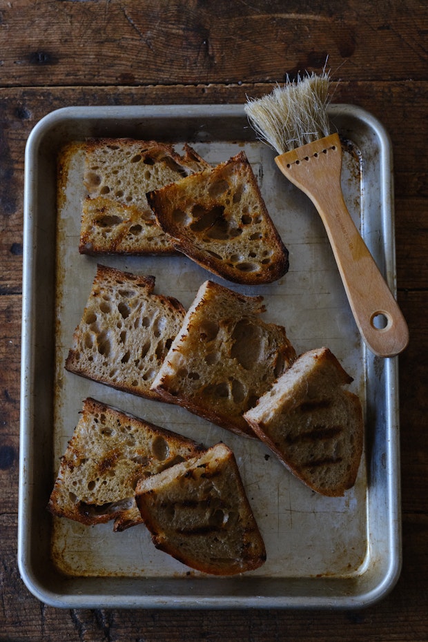 Bruschetta yapmak için kızarmış ekşi mayalı ekmek