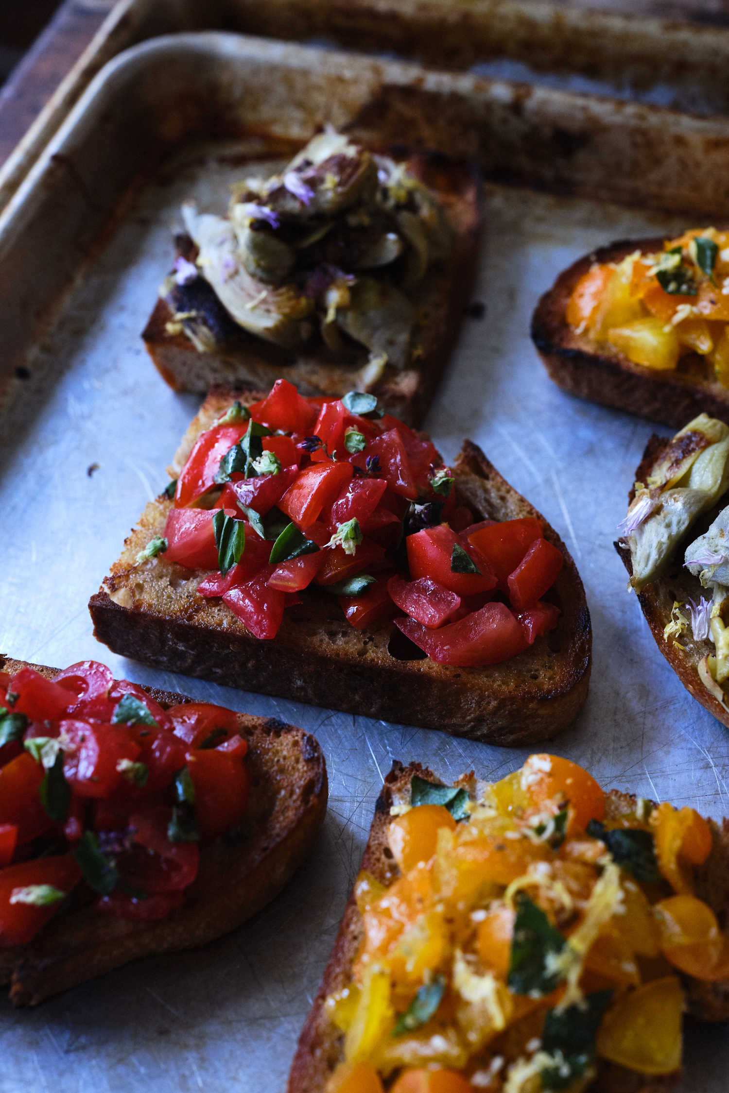 Bruschetta hecha con tomates de temporada y albahaca