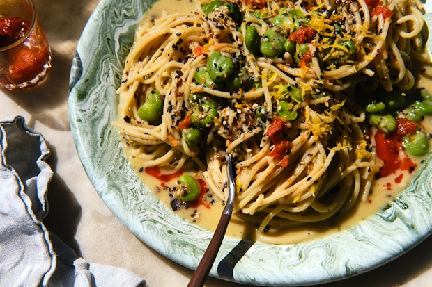 garpu dengan mie spaghetti di atas piring