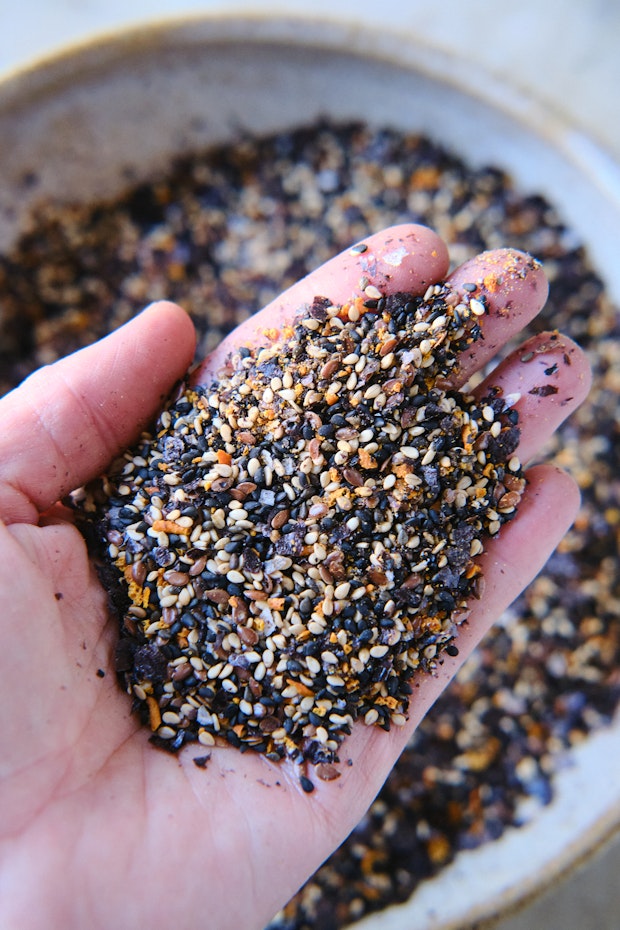 segenggam furikake siap ditaburkan di atas makanan