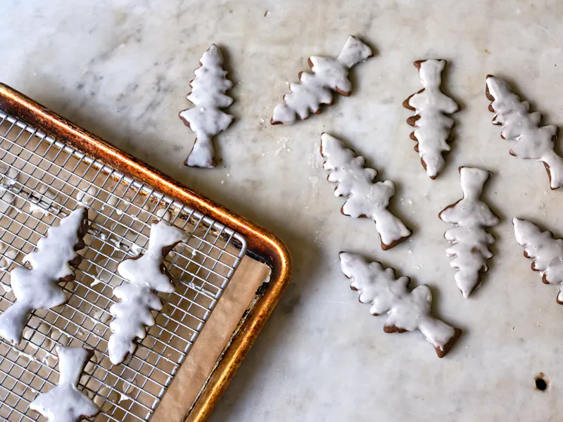 Peperkoekkoekjes met eenvoudig glazuur op een bakplaat