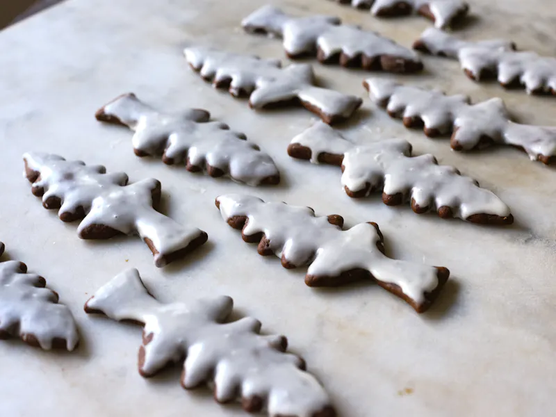 Close-upfoto's van kerstbomen met ijspeperkoekjes