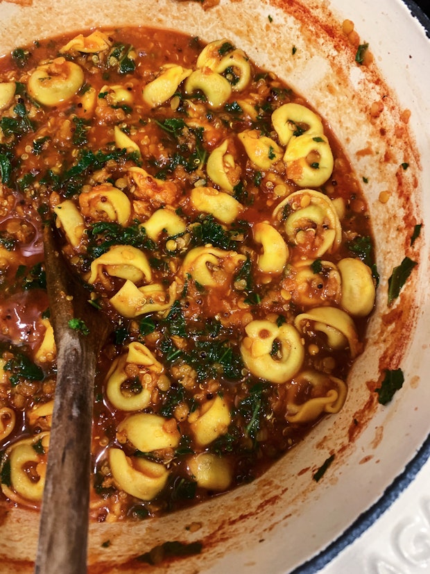 Maaltijd in een pot Tortellini-soep in een grote witte pan