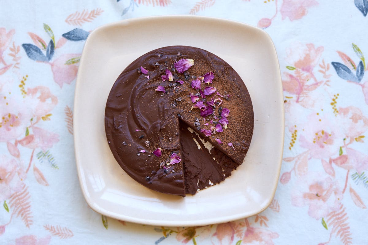 An Incredible No Bake Chocolate Cake