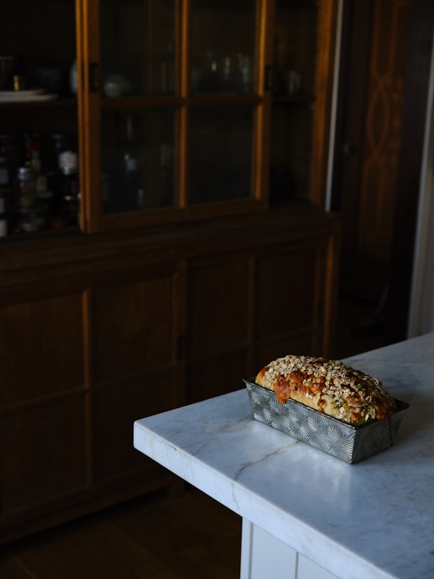Hogaza de pan de avena con queso cheddar y jalapeño en el mostrador