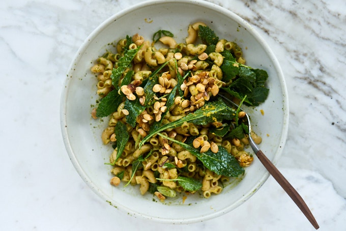 Makaron z młodym jarmużem, prażonymi pestkami dyni i pesto