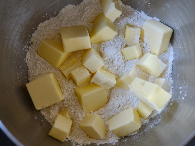 kostki masła na mące pita w misce