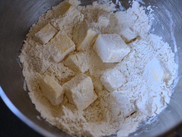 w misce kostki masła posypane mąką