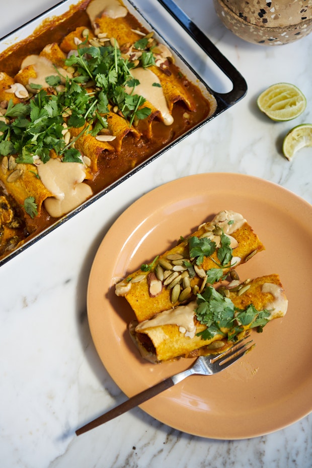 Tatlı Patates Soslu Hızlı Vegan Enchiladas