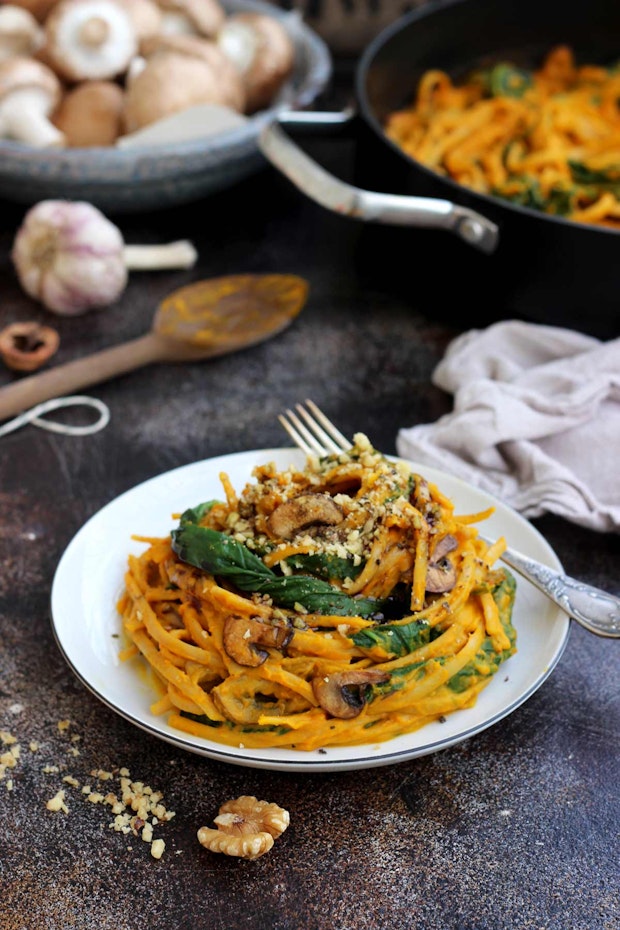 https://images.101cookbooks.com/recipes/weeknight-pasta-ideas/Healthy-Pumpkin-Pasta-with-Spinach-and-Mushrooms.jpg?w=620&auto=format