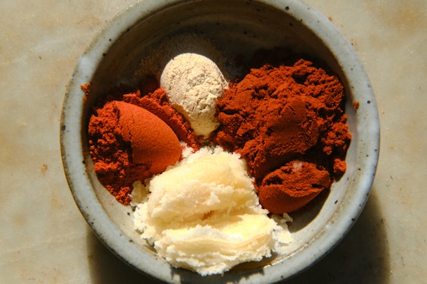 A small bowl of spices to add to crushed sesame seeds for gomashio