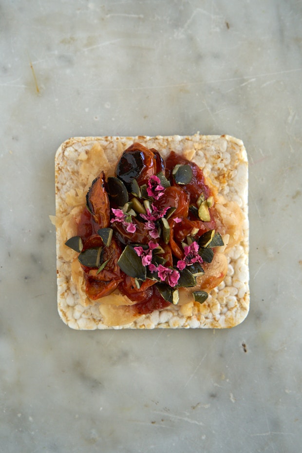 rice crackers topped with roasted cherry tomatoes