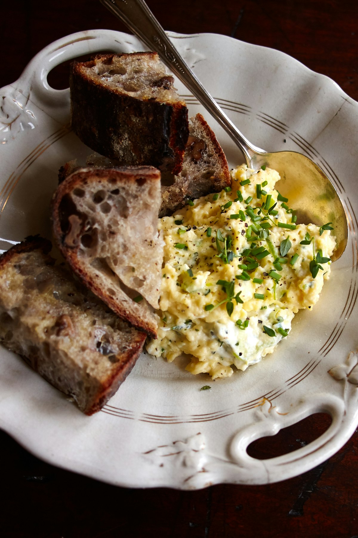 https://images.101cookbooks.com/scrambled-eggs-with-cream-cheese-v.jpg?w=1200&auto=format