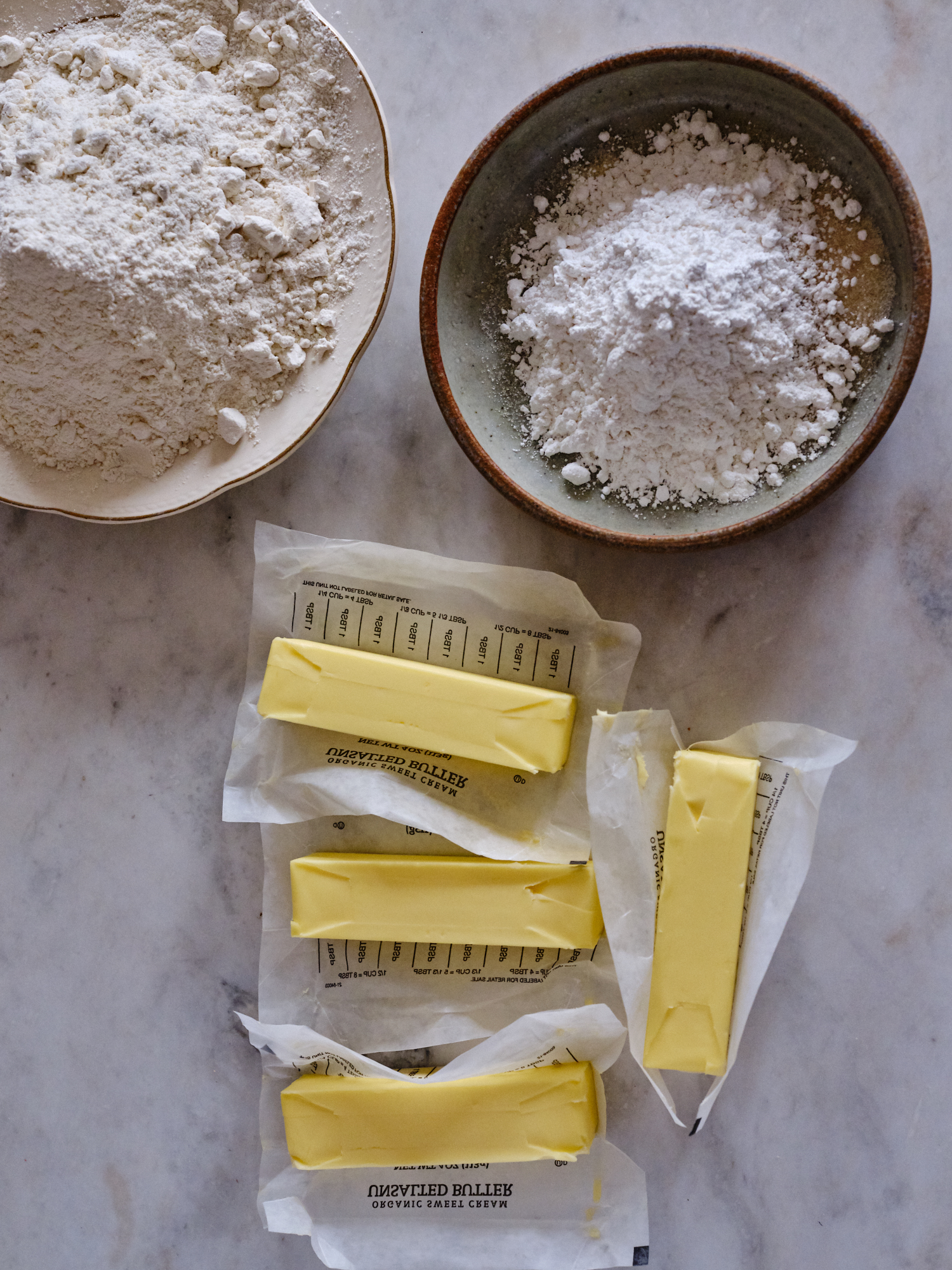 Ingredienti per la preparazione dei frollini: farina, burro, zucchero, sale