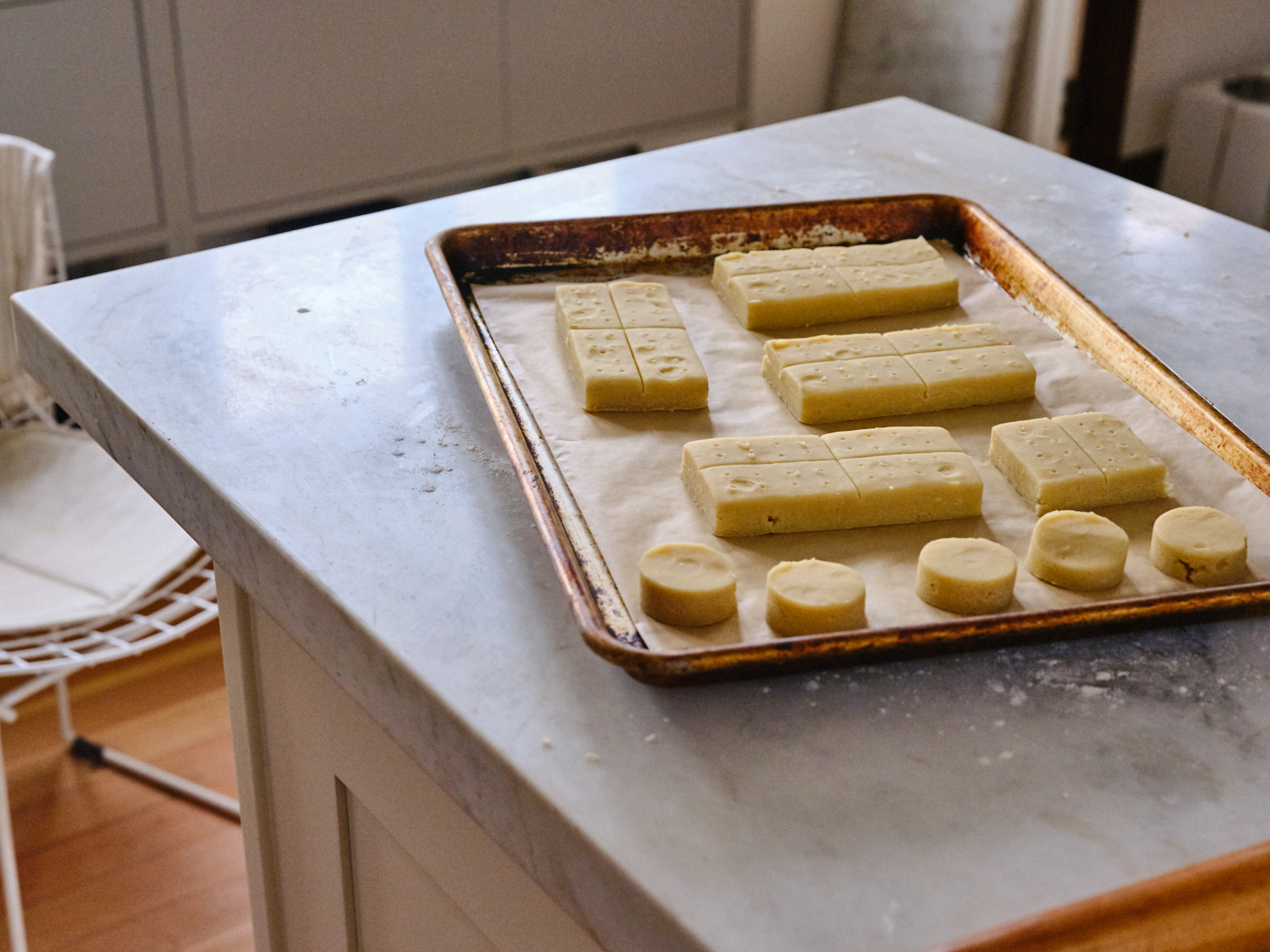 Pasta biscotto su teglia pronta per andare in forno