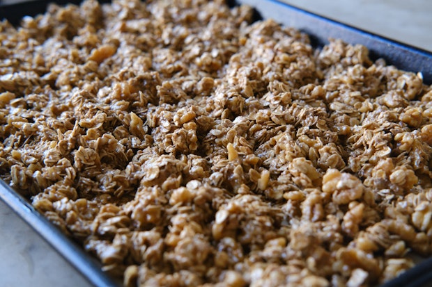 Sourdough Granola di atas loyang sebelum dipanggang