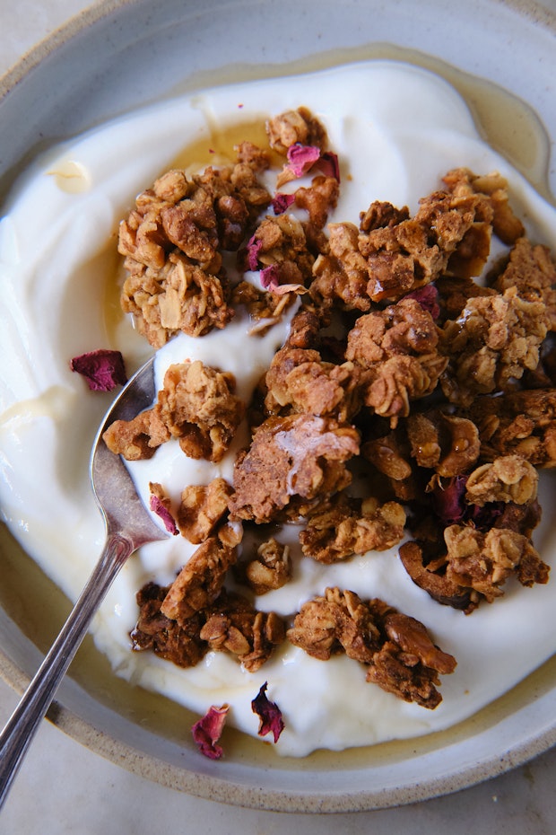 Sourdough Granola dalam mangkuk yang disajikan dengan yogurt dan sirup maple